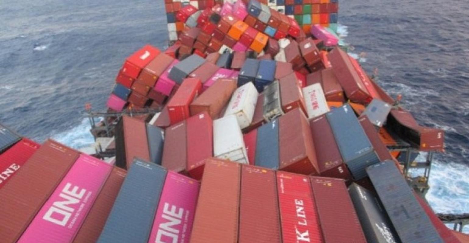 Kontenerowiec ONE Apus stracił ponad 1900 kontenerów podczas silnego sztormu na Pacyfiku