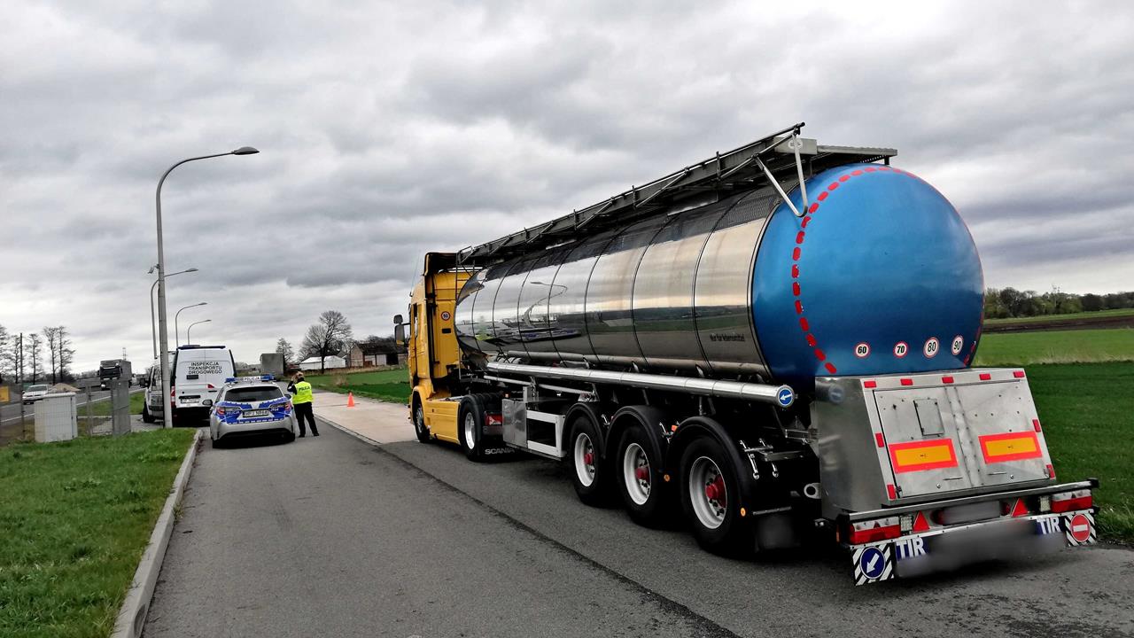 Transport oleju sojowego. Kontrola ITD i nietrzeźwy kierowca ciężarówki z Ukrainy