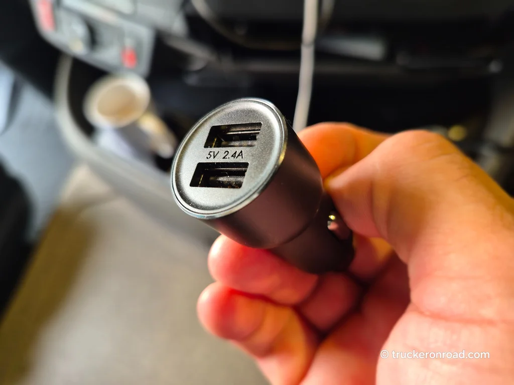 Gadżet w ciężarówce. Roidmi 3S – sprytna wtyczka która przekaże sygnał do radia, gdy brak gniazd AUX i USB