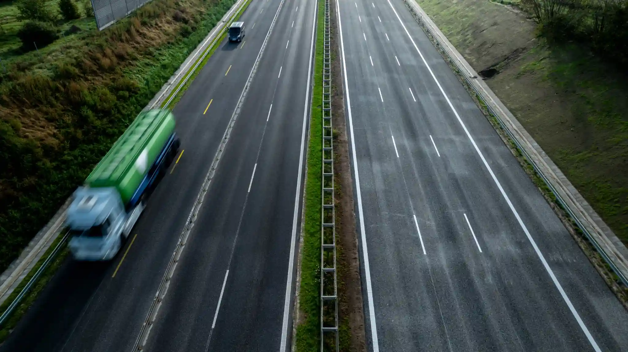 Autostrada A2 w Poznaniu poszerzona – Trzeci pas już otwarty. Co zyskają kierowcy ciężarówek i osobówek?