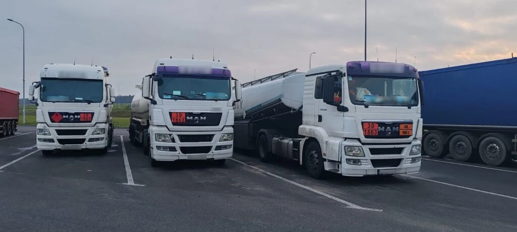 Trzy cysterny jednego przewoźnika zatrzymane na S19 – poważne uchybienia przy transporcie paliwa lotniczego